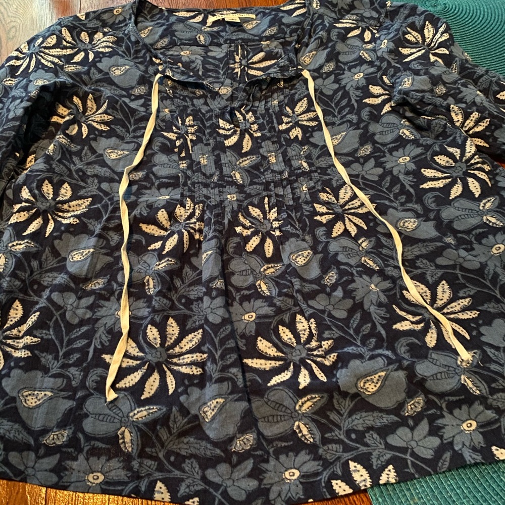 Banana Republic blue and white floral top